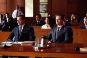 Noch immer herrscht zwischen Mike (Partick J. Adams, r.) und Harvey (Gabriel Macht, l.) Uneinigkeit bezüglich der besten Verteidigungsstrategie. Während Mike sich am liebsten selbst verteidigen möchte, lehnt Harvey dies ab. Noch immer herrscht zwischen Mike (Partick J. Adams, r.) und Harvey (Gabriel Macht, l.) Uneinigkeit bezüglich der besten Verteidigungsstrategie. Während Mike sich am liebsten selbst verteidigen möchte, lehnt Harvey dies ab.