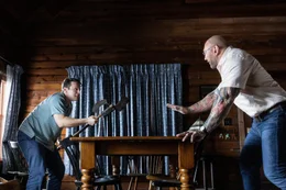 L-R: Eric (Jonathan Groff) und Leonard (Dave Bautista)