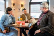 Kommissar Stadler (Dieter Fischer, r.) und seine Frau Hilde Stadler (Isabel Mergl, l.) sind gespannt auf die Erkl&auml;rung ihres Freundes Karli Schlickenrieder (Gerhard Wittmann, M.).