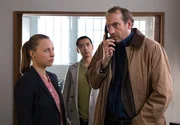 Vicky (Katja Danowski, l.) und Hui Ko (Aaron Le, M.) hören gespannt zu, als Niklas Krüger (Jürgen Hartmann, r.) mit Edwin telefoniert.