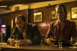 Die Safe-Knacker Dom (Jude Law, l.) und Dickie (Richard E. Grant, r.) m&uuml;ssen dieses Mal etwas ganz anderes knacken, n&auml;mlich den Willen des Gangsterbosses Mr. Fontaine, der ihnen noch eine betr&auml;chtliche Summe Geld schuldet ...