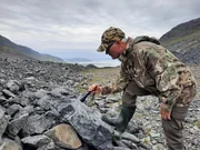 Niels Sakariassen von der Anti-Uran-Bewegung Urani Naamik (Uran? Nein Danke!) untersucht radioaktives Gestein nahe der geplanten Kvanefjeld-Mine.