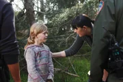 Die kleine Ana (Emily Alyn Lind, l.) konnte ihrem Entführer entkommen, doch ihr Bruder ist noch in dessen Fängen. Können Prentiss (Paget Brewster, r.) und ihre Kollegen Robert finden - bevor es zu spät ist? Die kleine Ana (Emily Alyn Lind, l.) konnte ihrem Entführer entkommen, doch ihr Bruder ist noch in dessen Fängen. Können Prentiss (Paget Brewster, r.) und ihre Kollegen Robert finden - bevor es zu spät ist?