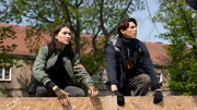 Alex (Ron Renzenbrink) setzt Schwester Evelin (Emily Kusche) unter Druck: Er möchte endlich nach seinem Vater suchen.