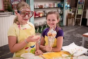 Zwiebeln schneiden ohne zu weinen: Anouk weiß wie! Zusammen mit Livia präsentieren sie ihre selbstgemachten Zwiebelringe.