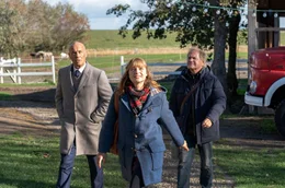 Heinrich (Heiner Lauterbach), Ella (Svenja Jung) und Tom (Uwe Ochsenknecht, re.) kommen auf der Insel Neuhever an.
