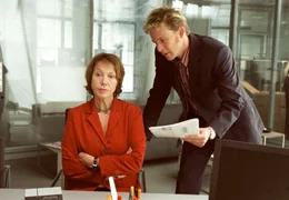 ARD WAS HEISST HIER OMA!, Deutschland 2007, Regie Ariane Zeller, am Freitag (27.07.12) um 20:15 Uhr und am Donnerstag (09.08.12) um 10:35 Uhr im Ersten. Der neue Kaufhausleiter Herr Klein (Oliver Clemens) will die "alte" Juliane (Gaby Dohm) unbedingt loswerden.