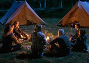 Die Gruppe muss auf Anweisung von Therapeutin (Birge Schade, li.) eine Nacht im Freien verbringen: Rosa (Paula Kalenberg), Alfred (Martin Brambach), Gudrun (Jutta Speidel, 4. v. re.), Herbert (Walter Kreye, 3. v. re.), Johann (Max von Pufendorf) und Silvia (Stefanie Stappenbeck, re.).