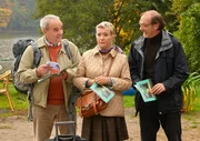 MDR Fernsehen MIT BURNOUT DURCH DEN WALD, am Sonntag (03.05.15) um 22:20 Uhr. Herbert (Walter Kreye, li.), seine Frau Gudrun (Jutta Speidel) und Alfred (Martin Brambach) bei der Ankunft am Seminarort.