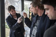 Carsten Wiechert liegt tot in seiner Wohnung. Er wurde in eine Glasvitrine geschleudert und erlitt einen Genickbruch. Dank der Hilfe von Meisner (Robert Lohr, l.) finden Mick (Henning Baum, M.) und Andreas (Maximilian Grill, r.) heraus, dass das Mordopfer anscheinend in Glücksspielmanipulationen verwickelt war ...