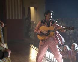 Bei Elvis' (Austin Butler) Auftritten verlieren die Frauen  (Komparsinnen) zu gro&szlig;en Teilung die Fassung.