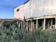 Auf Permafrost gebaut: Wenn das Eis schmilzt, brechen Häuser ein. Auf Permafrost gebaut: Wenn das Eis schmilzt, brechen Häuser ein.