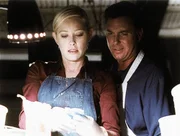 Im Fundament eines Hauses wurde ein eingemauertes Skelett einer Frau gefunden. Gil (William Petersen) und Teri (Pamela Gidley) modellieren das Gesicht der Toten nach.