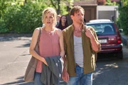 Karin Noske (Jessica Ginkel) und Stefan Vollmer (Hendrik Duryn) sehen, wie Jana nach einer Operation ihrer Nase mit einem Verband zurück in die Schule kommt und sind entsetzt. Karin Noske (Jessica Ginkel) und Stefan Vollmer (Hendrik Duryn) sehen, wie Jana nach einer Operation ihrer Nase mit einem Verband zurück in die Schule kommt und sind entsetzt.