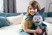 Luca kuschelt mit Fidi.