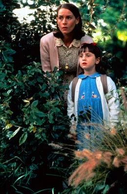 Miss Honig (Embeth Davidtz, l.) und Matilda (Mara Wilson, r.) beobachten die fiese Rektorin Kn&uuml;ppelkuh ...