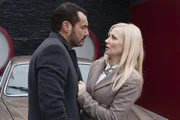 Isabelle (Ania Niedieck) muss erkennen, dass sie Richard (Silvan-Pierre Leirich) nicht von seiner Affäre mit Simone abhalten kann...