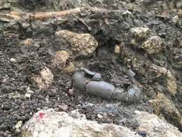 W&auml;hrend der Dreharbeiten geborgenes Tongef&auml;&szlig;.  Die Verwendung des sendungsbezogenen Materials ist nur mit dem Hinweis und Verlinkung auf RTL+ gestattet.