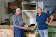 Björn Freitag (r) auf der Farm von Piet Hoekstra in Sint Jacoboparochie, Friesland.