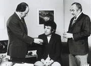 Befragung des Fussballstars: Inigo Gallo als Tobler, Franziskus Abgottspon als Torman Zanotti, Ruedi Walter als Männdli Befragung des Fussballstars: Inigo Gallo als Tobler, Franziskus Abgottspon als Torman Zanotti, Ruedi Walter als Männdli