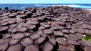 Ein Naturphänomen an der nordirischen Küste sticht hervor: der sagenumwobene Giant's Causeway, der „Damm des Riesen“. Er gleicht einem Finger, der von der Küste ins Meer ragt – erkaltete Lava, Millionen von Jahren alt. Ein Naturphänomen an der nordirischen Küste sticht hervor: der sagenumwobene Giant's Causeway, der „Damm des Riesen“. Er gleicht einem Finger, der von der Küste ins Meer ragt – erkaltete Lava, Millionen von Jahren alt.
