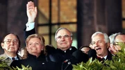 Wiedervereinigung: Bundeskanzler Helmut Kohl (M.) winkt am 3. Oktober 1990 zum Geläut der Freiheitsglocke von der Freitreppe des Berliner Reichstages. Links neben Kohl stehen Außenminister Hans-Dietrich Genscher und Hannelore Kohl, rechts von ihm Bundespräsident Richard von Weizsäcker.