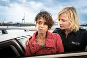 Jasmin Jonas (Gerit Kling, l.) gerät in Gefahr als sie sich für ihre Patientin einsetzt. Sie ist auf die Hilfe von Melanie (Sanna Englund, r.) angewiesen.