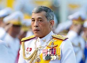 Thailands K&ouml;nig Rama X: schillernd, voller Skandale und Machthunger. Schon als Kronprinz macht er vor allem durch seine Exzesse und Medienskandale auf sich aufmerksam.