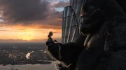 Die ganze Stadt ist in Aufruhr als der Riesengorilla King Kong (r.) die Schauspielerin Ann Darrow (Naomi Watts, l.) entf&uuml;hrt und mit ihr auf das Empire State Building fl&uuml;chtet ...