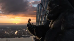 Die ganze Stadt ist in Aufruhr als der Riesengorilla King Kong (r.) die Schauspielerin Ann Darrow (Naomi Watts, l.) entf&uuml;hrt und mit ihr auf das Empire State Building fl&uuml;chtet ...
