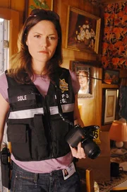 Sara (Jorja Fox) achtet auf jedes noch so kleine Detail. Wird sie gemeinsam mit ihren Kollegen auch im Fall des ermordeten Boxers Morales den Täter überführen können?