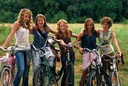 Von links: Melanie (Paula Riemann), Trude (Zs&aacute; Zs&aacute; Inci B&uuml;rkle), Sprotte (Michelle von Treuberg), Wilma (Jette Hering) und Frieda (Lucie Hollmann).