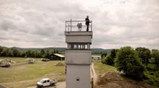 Christian Stöber steht auf einem Wachturm im Grenzmuseum. Christian Stöber steht auf einem Wachturm im Grenzmuseum.