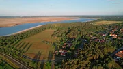Aus einer ehemaligen Braunkohlegrube am Stadtrand von Cottbus entsteht Brandenburgs größter See. An seinen Ufern will sich die Region neu erfinden: mit visionären Konzepten fürs Wohnen und Arbeiten. Jetzt fallen die Entscheidungen, wie diese Zukunft aussehen soll. - Ortschaften rund um den Cottbuser Ostsee. Aus einer ehemaligen Braunkohlegrube am Stadtrand von Cottbus entsteht Brandenburgs größter See. An seinen Ufern will sich die Region neu erfinden: mit visionären Konzepten fürs Wohnen und Arbeiten. Jetzt fallen die Entscheidungen, wie diese Zukunft aussehen soll. - Ortschaften rund um den Cottbuser Ostsee.