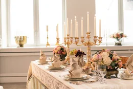 Ob bei Staatsbesuchen, royalen Hochzeiten oder an Nationalfeiertagen: Gegessen wird immer. "Terra X History" erz&auml;hlt die Geschichte legend&auml;rer Dinner und blickt hinter Men&uuml;s und Speisekarten.