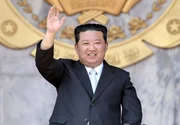 Kim Jong-un ist der dritte nordkoreanische Machthaber in der Kim-Dynastie und folgt auf seinen Vater und Gro&szlig;vater.