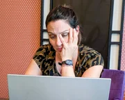 Lisa Gadenstätter - sichtlich müde - beim Absolvieren eines digitalen Reaktionstests. (Im Zuge der Dreharbeiten soll sie drei Tage bzw. 60 Stunden lang wach bleiben; Verfall ihrer kognitiven und körperlichen Fähigkeiten wird gemessen.)