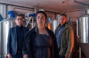 In der Brauerei "Craft of Lübeck" befragen Lars (Ingo Naujoks, l.) und Finn (Sven Martinek, r.) Kyras Halbschwester, Zarah (Judith Goldberg). Diese führte mit der Toten einen erbitterten Streit um das elterliche Erbe.