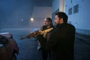 Kann und will Dr. Kadar (Robert Sean Leonard, l.) Tom (Noah Wyle, r.) und seinem Team bei der Zerstörung eines Atomreaktors helfen?