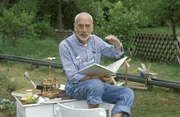 Wasserknappheit in Bärstadt. Peter Lustig kommt auf die Idee einen Staudamm im nahegelegenen Bärbach zu bauen und leitet das Wasser in seinen Garten um.