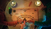 Die Geistheilerin versucht, mit einem Ouija Board Kontakt zur Welt der Geister herzustellen. Die Geistheilerin versucht, mit einem Ouija Board Kontakt zur Welt der Geister herzustellen.