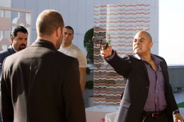 Auf dem Dach eines Hochhauses kommt es zum Showdown und Chev Chelios (Jason Statham, vo.) steht seinem Feind Ricky Verona (Jose Pablo Cantillo, re.) gegen&uuml;ber...