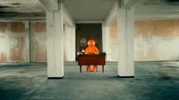 ORANGE (Ben Hucke) hasst seinen Job.