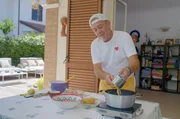 Paride Grossi bei der Zubereitung der Parmesannudeln „Passatelli"