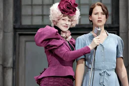 Kaum in der Arena angekommen, wird Katniss (Jennifer Lawrence, r.) von ihrer Betreuerin Effie Trinket (Elizabth Banks, l.) auf die B&uuml;hne gezogen. Voller Entsetzen muss sie dort feststellen, dass ihr Leben in der Hand eines eiskalten Publikums liegt ...