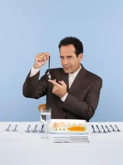 Der geniale Ermittler Monk (Tony Shalhoub) überrascht sein Umfeld und die Zuschauer mit immer neuen, abstrusen Ängsten. Ein krankhafter Ordnungswahn 'rundet' die Sache ab. Doch seine kriminalistische Brillanz ist bestechend und seine Art, die Täter zu überführen, absolut einmalig.