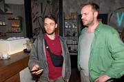 Erik (Patrick Heinrich, r.) möchte Robin (Fabian Hanis) bei seinen Geldsorgen unterstützen. Erik (Patrick Heinrich, r.) möchte Robin (Fabian Hanis) bei seinen Geldsorgen unterstützen.