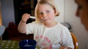 Lotta fehlt das Sättigungsgefühl: Weil ihre Brüder gerne Schoko-Pops mögen, darf die Vierjährige auch eine kleine Portion. Doch wenn ihre Eltern sie nicht stoppen, würde sie immer weiter essen.
