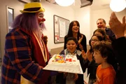 (v.li.) Cameron alias Clown Fizbo (Eric Stonestreet) und die restliche Familie (Rico Rodriguez, Sofia Vergara, Ariel Winter, Sarah Hyland, Ed O'Neill) verlegen Lukes (Nolan Gould) Geburtstagsfeier kurzerhand ins Krankenhaus.