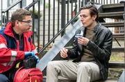 Elias (Stefan Ruppe, l.) hört erstaunt und entsetzt zugleich, was ihm Justus Schmidt (Roland Bonjour, r.) über den Unfallhergang berichtet.